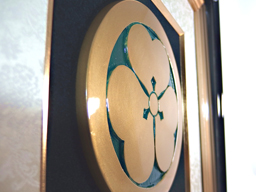 迫力ある厚みの重厚な青銅鋳物家紋金具